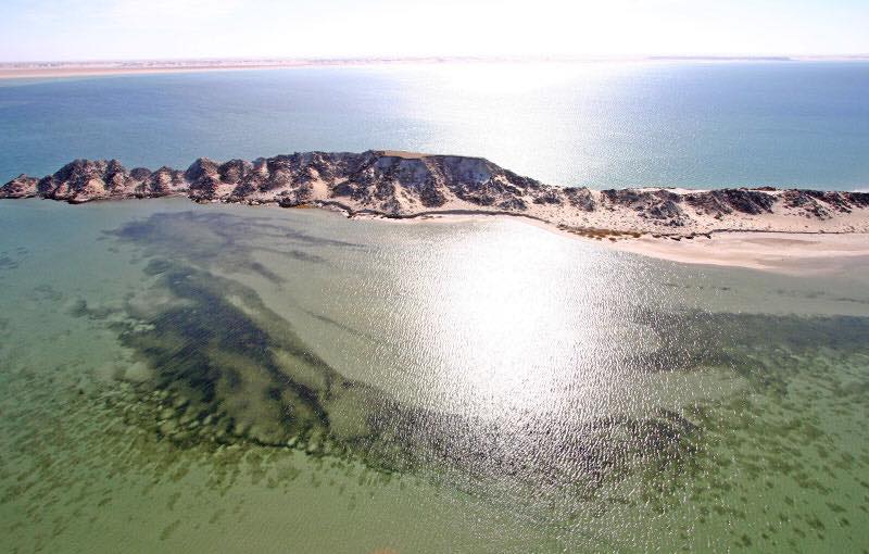 Vue aérienne de l'île Herné dite île du Dragon dans la lagune de Dakhla, Maroc